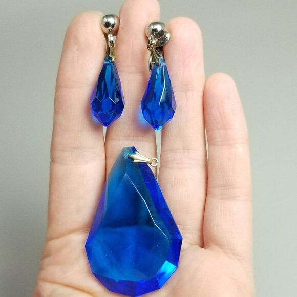 Vintage Blue Drop Shape Pendant and Clip On Earrings Set, Acrylic Retro Estate - Picture 8 of 8